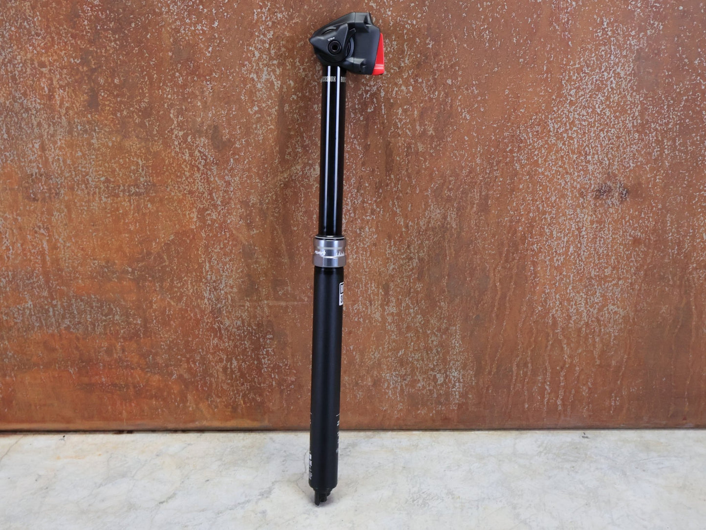 Sattelstütze von Rock Shox, ROCKSHOX REVERB AXS DROPPER POST 31,6 MM 170 MM VARIOSATTELSTÜTZE vor USEDBIKES - OB.DE Hintergrund