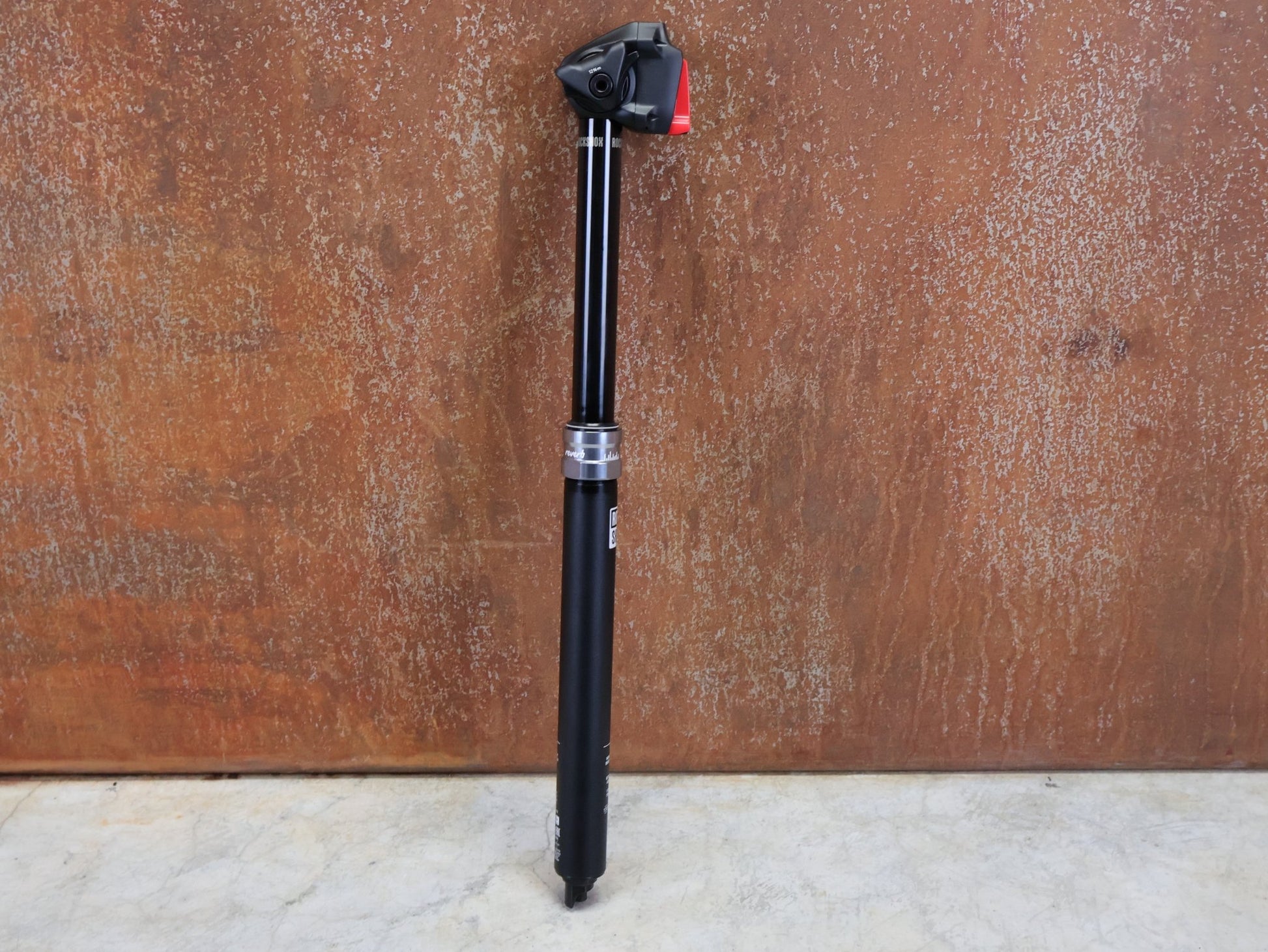 Sattelstütze von Rock Shox, ROCKSHOX REVERB AXS DROPPER POST 31,6 MM 170 MM VARIOSATTELSTÜTZE vor USEDBIKES - OB.DE Hintergrund