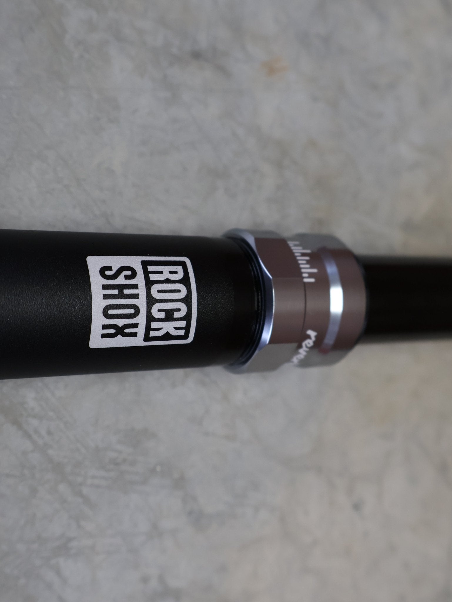 Sattelstütze von Rock Shox, ROCKSHOX REVERB AXS DROPPER POST 31,6 MM 170 MM VARIOSATTELSTÜTZE vor USEDBIKES - OB.DE Hintergrund