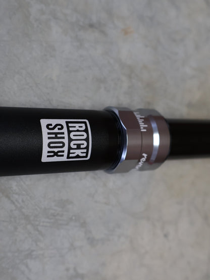 Sattelstütze von Rock Shox, ROCKSHOX REVERB AXS DROPPER POST 31,6 MM 170 MM VARIOSATTELSTÜTZE vor USEDBIKES - OB.DE Hintergrund