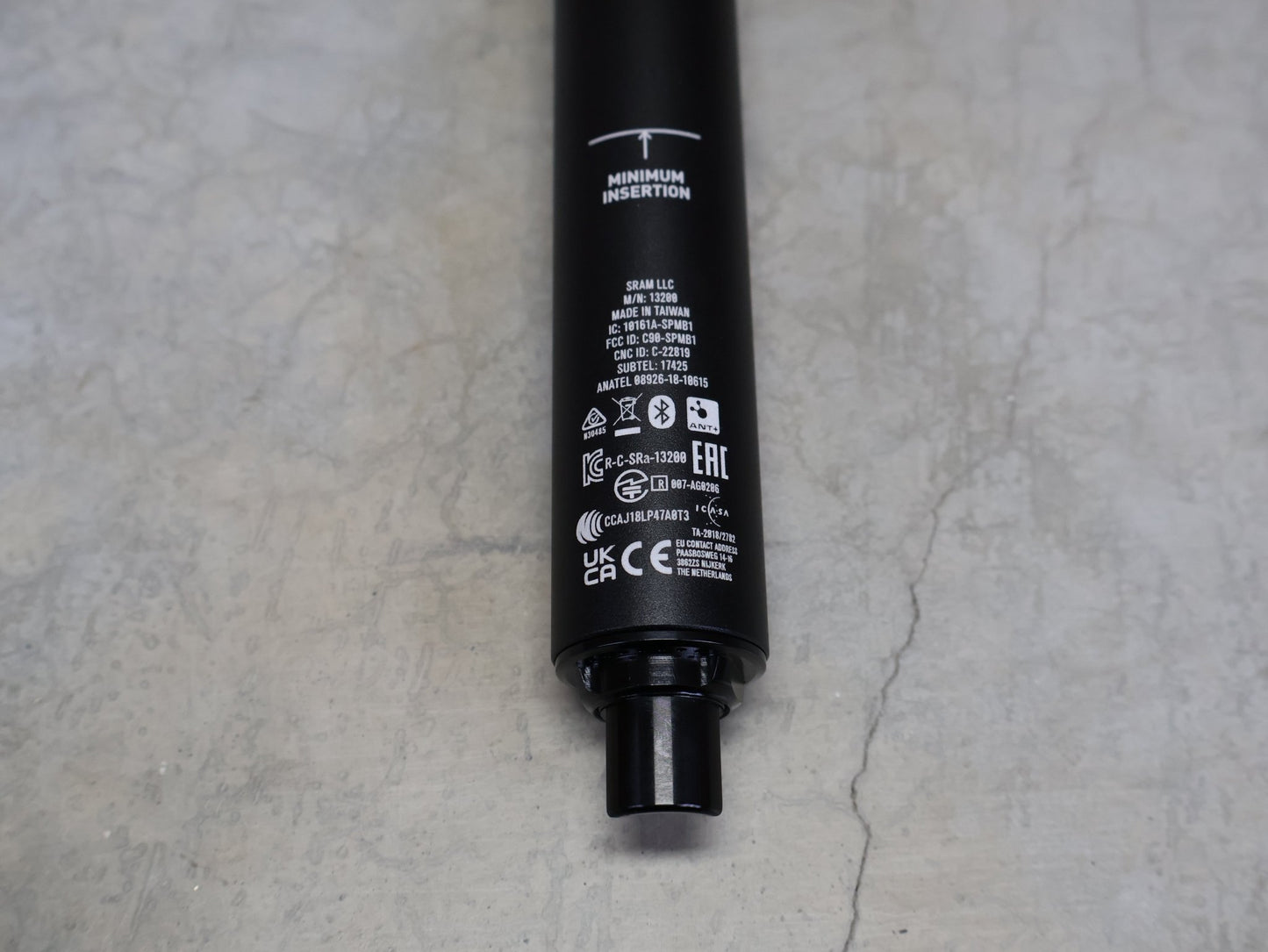 Sattelstütze von Rock Shox, ROCKSHOX REVERB AXS DROPPER POST 31,6 MM 170 MM VARIOSATTELSTÜTZE vor USEDBIKES - OB.DE Hintergrund