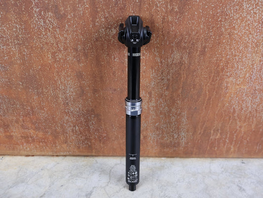 Sattelstütze von Rock Shox, ROCKSHOX REVERB AXS DROPPER POST SATTELSTÜTZE – 31.6 MM / 100 MM HUB / 340 MM vor USEDBIKES - OB.DE Hintergrund