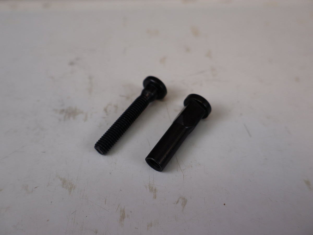 Sattelstütze von Rock Shox, RockShox Reverb AXS Sattelklemmkit 10mm Oval Carbon vor USEDBIKES-OB.DE Hintergrund