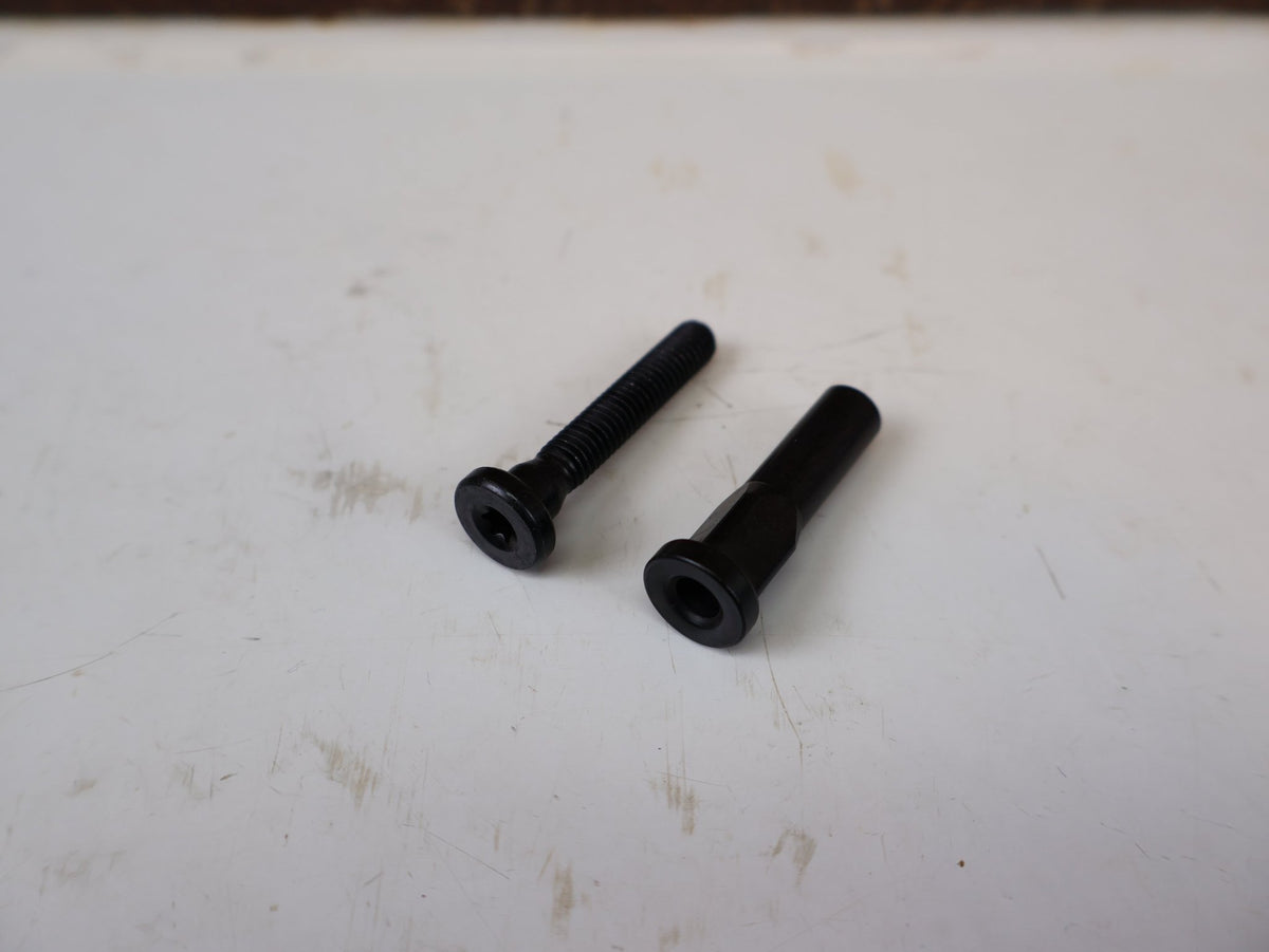 Sattelstütze von Rock Shox, RockShox Reverb AXS Sattelklemmkit 10mm Oval Carbon vor USEDBIKES-OB.DE Hintergrund