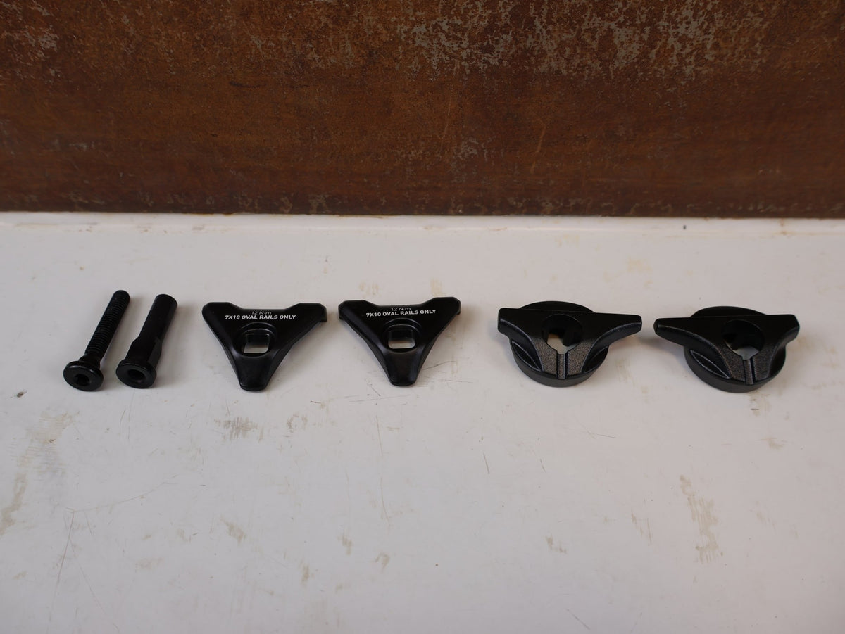 Sattelstütze von Rock Shox, RockShox Reverb AXS Sattelklemmkit 10mm Oval Carbon vor USEDBIKES-OB.DE Hintergrund