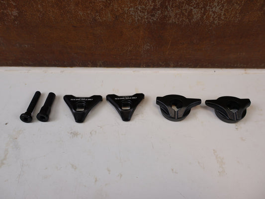 Sattelstütze von Rock Shox, RockShox Reverb AXS Sattelklemmkit 10mm Oval Carbon vor USEDBIKES-OB.DE Hintergrund
