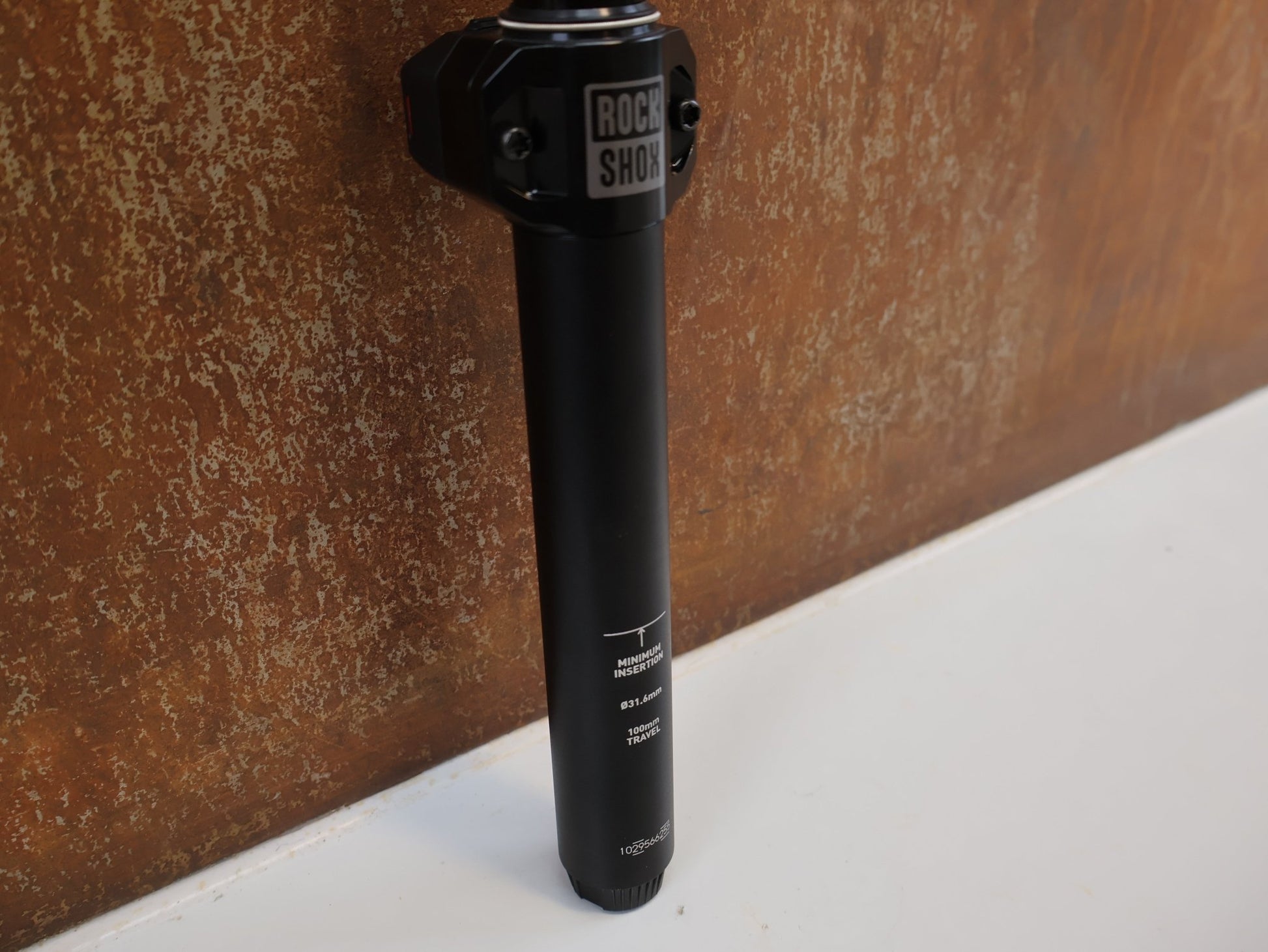 Sattelstütze von Sram, ROCKSHOX REVERB AXS SATTELSTÜTZE / 31.6 MM / 100 MM HUB / WIRELESS vor USEDBIKES - OB.DE Hintergrund