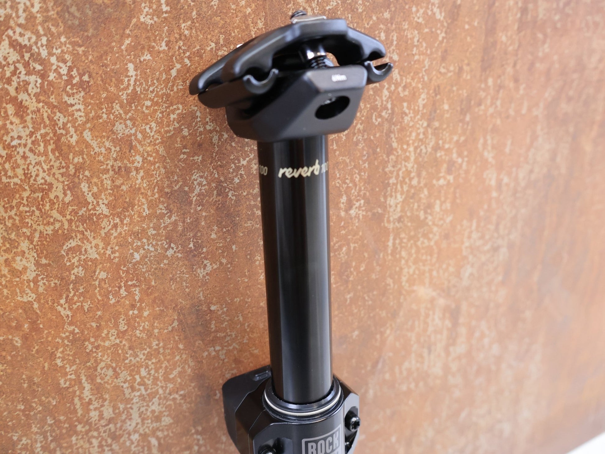 Sattelstütze von Sram, ROCKSHOX REVERB AXS SATTELSTÜTZE / 31.6 MM / 100 MM HUB / WIRELESS vor USEDBIKES - OB.DE Hintergrund