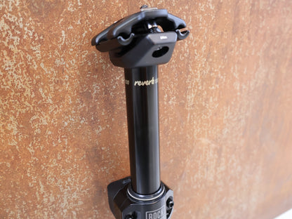 Sattelstütze von Sram, ROCKSHOX REVERB AXS SATTELSTÜTZE / 31.6 MM / 100 MM HUB / WIRELESS vor USEDBIKES - OB.DE Hintergrund