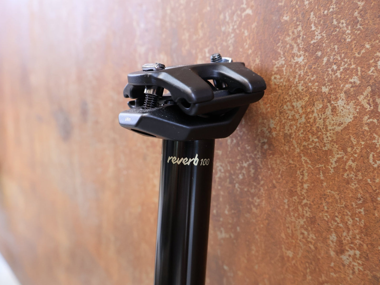 Sattelstütze von Sram, ROCKSHOX REVERB AXS SATTELSTÜTZE / 31.6 MM / 100 MM HUB / WIRELESS vor USEDBIKES - OB.DE Hintergrund