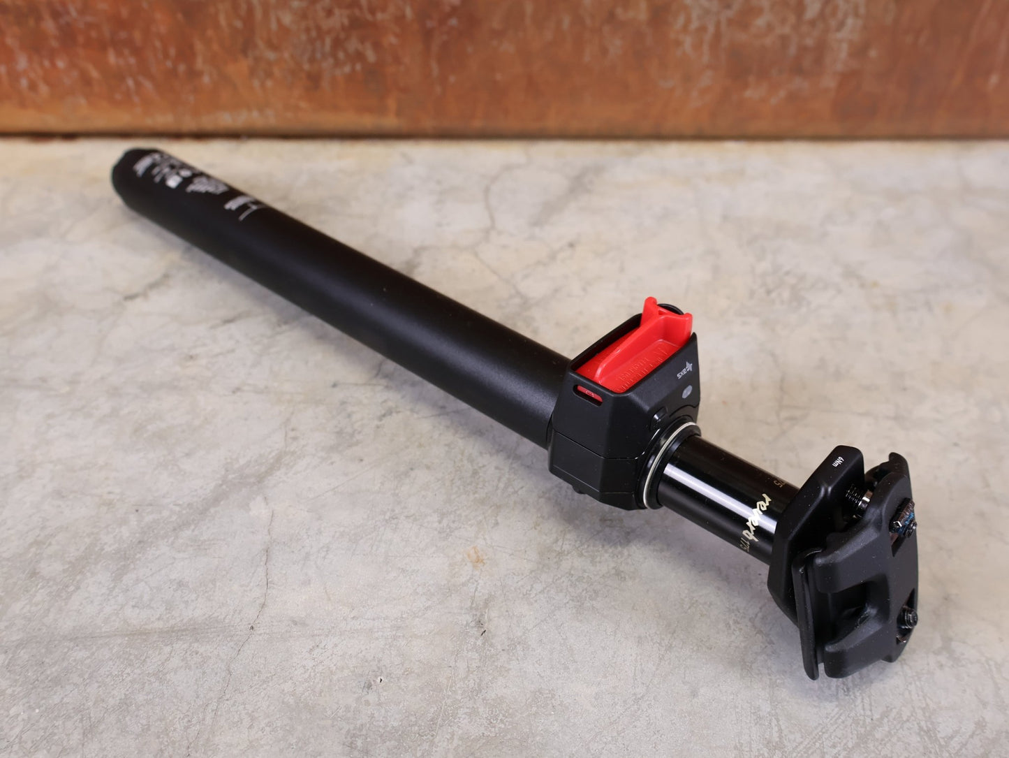 Sattelstütze von Rock Shox, ROCKSHOX REVERB AXS TELESKOP - SATTELSTÜTZE / B1 – 31,6 MM – 175 MM HUB vor USEDBIKES - OB.DE Hintergrund