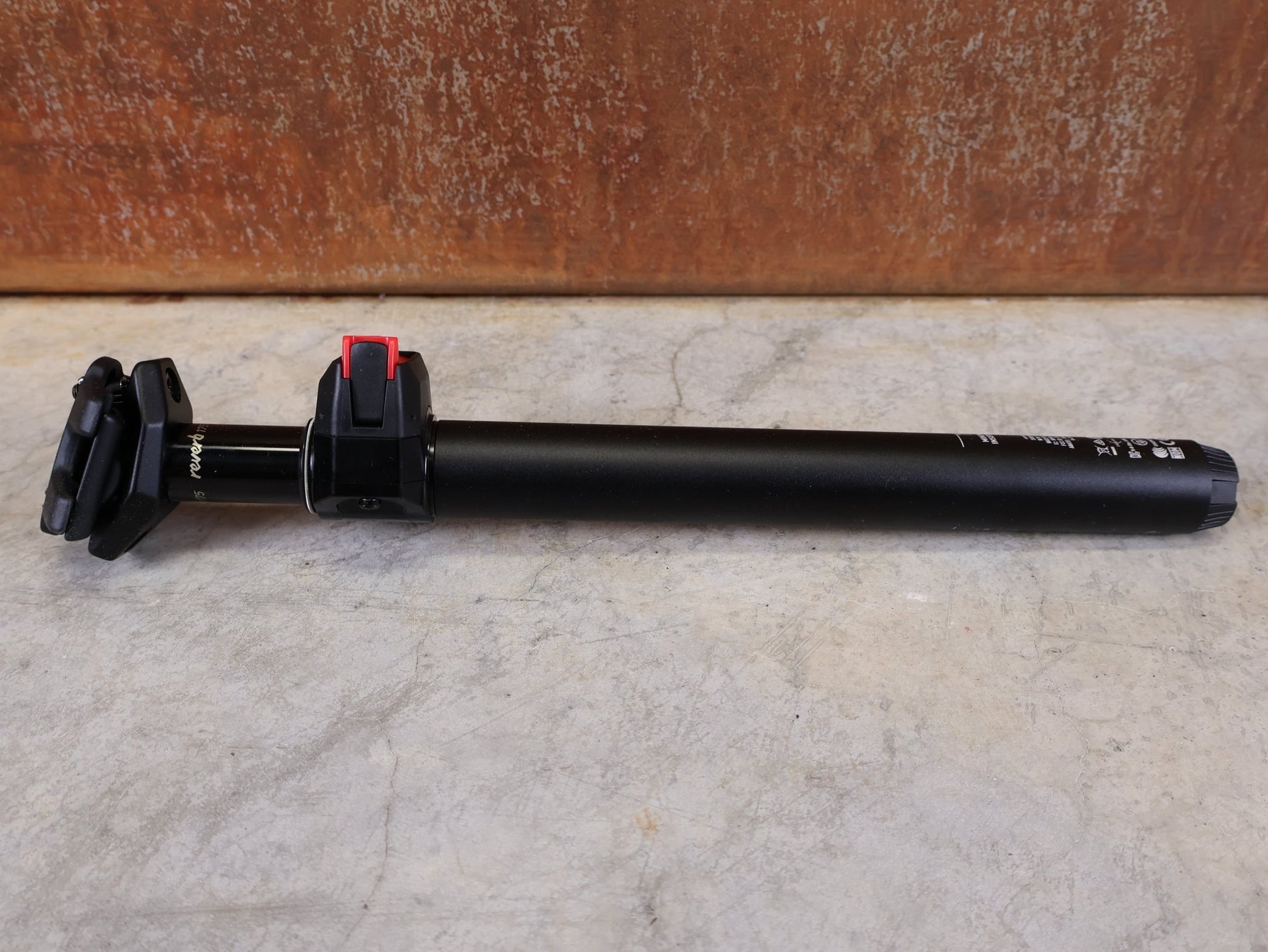 Sattelstütze von Rock Shox, ROCKSHOX REVERB AXS TELESKOP - SATTELSTÜTZE / B1 – 31,6 MM – 175 MM HUB vor USEDBIKES - OB.DE Hintergrund