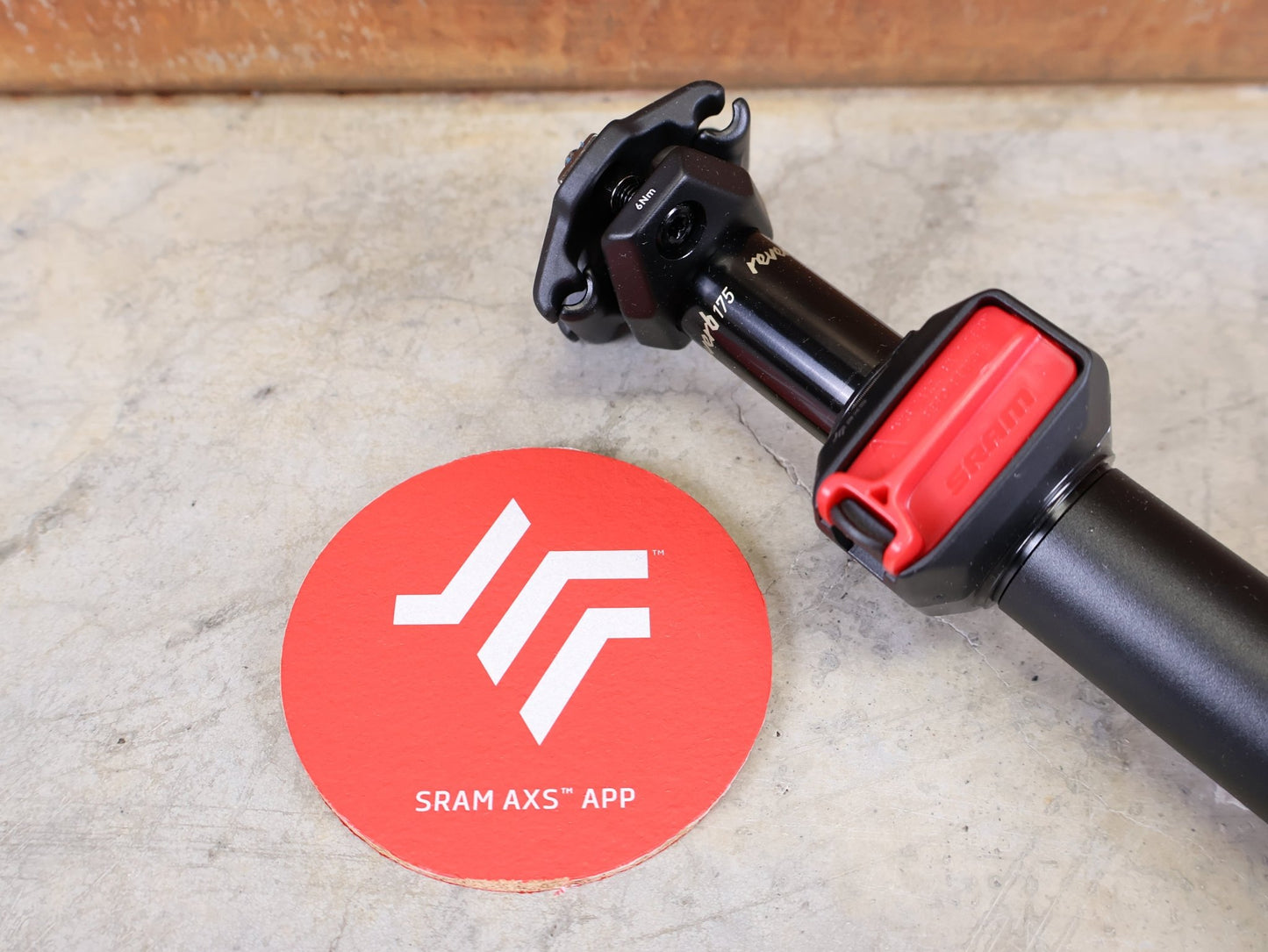 Sattelstütze von Rock Shox, ROCKSHOX REVERB AXS TELESKOP - SATTELSTÜTZE / B1 – 31,6 MM – 175 MM HUB vor USEDBIKES - OB.DE Hintergrund