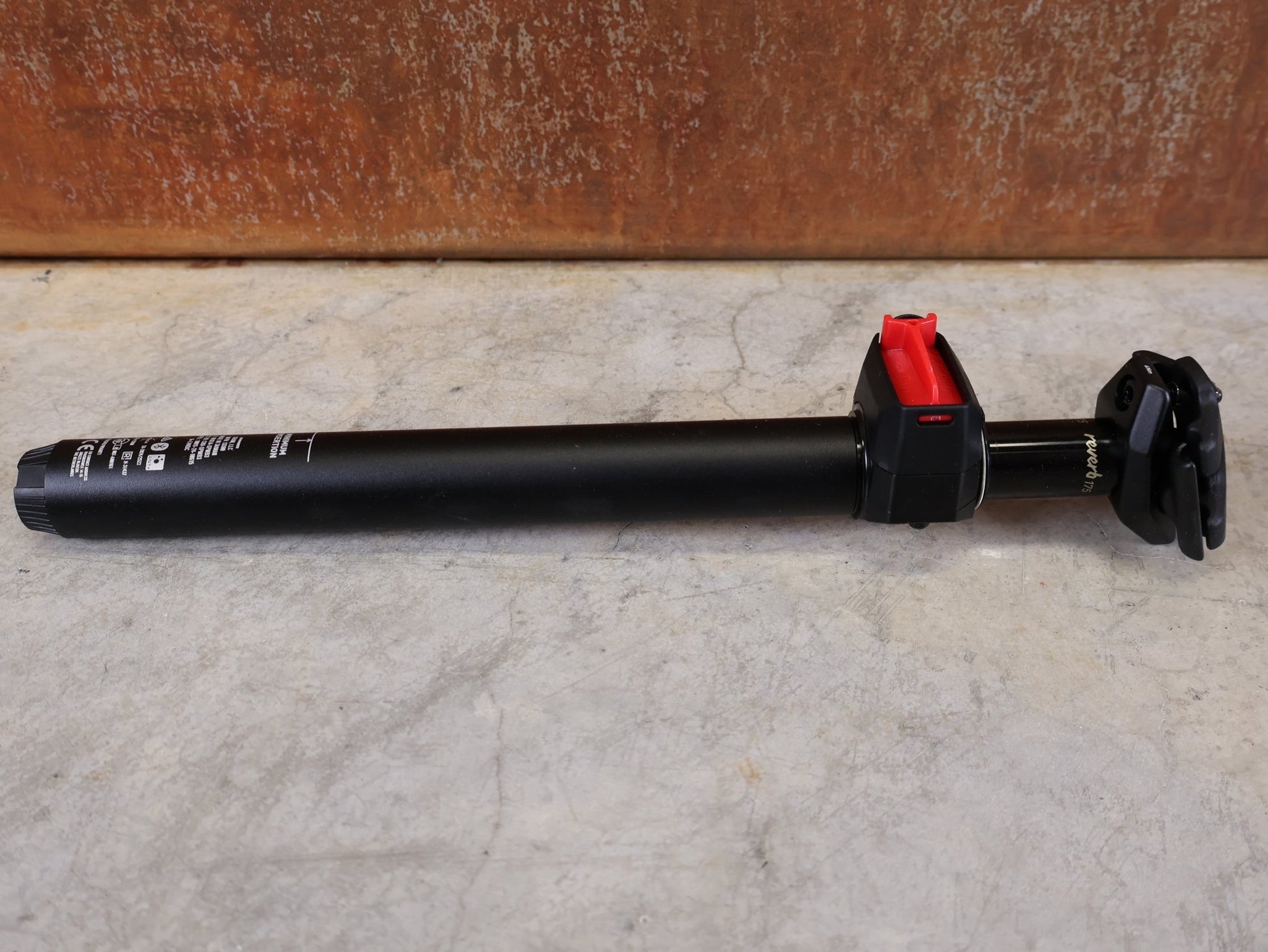 Sattelstütze von Rock Shox, ROCKSHOX REVERB AXS TELESKOP - SATTELSTÜTZE / B1 – 31,6 MM – 175 MM HUB vor USEDBIKES - OB.DE Hintergrund