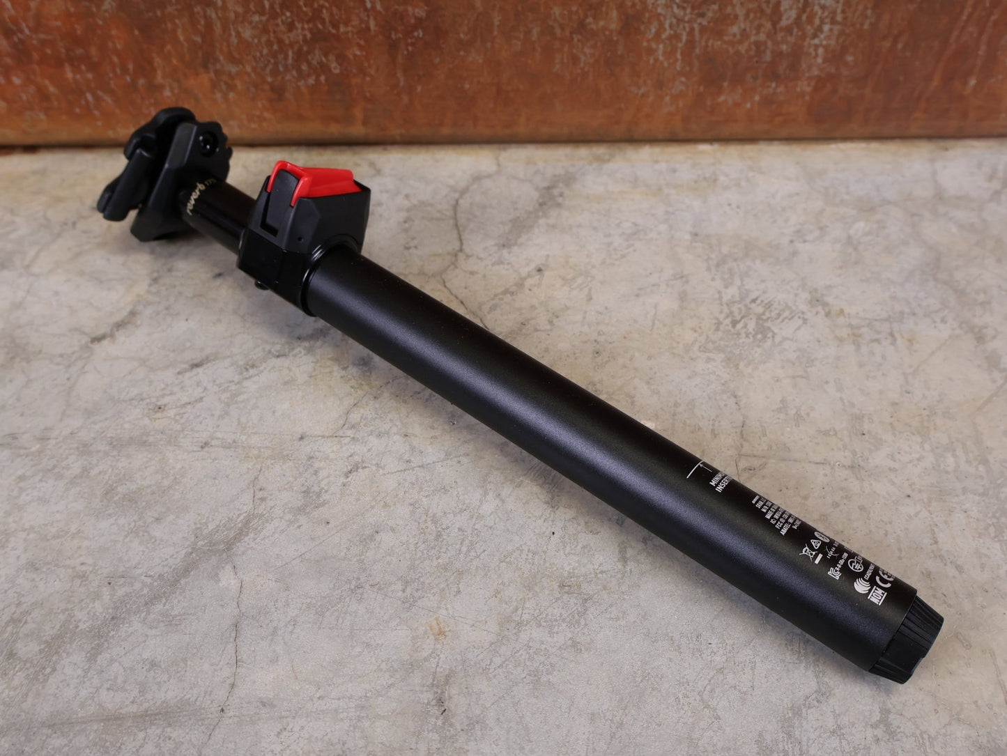 Sattelstütze von Rock Shox, ROCKSHOX REVERB AXS TELESKOP - SATTELSTÜTZE / B1 – 31,6 MM – 175 MM HUB vor USEDBIKES - OB.DE Hintergrund