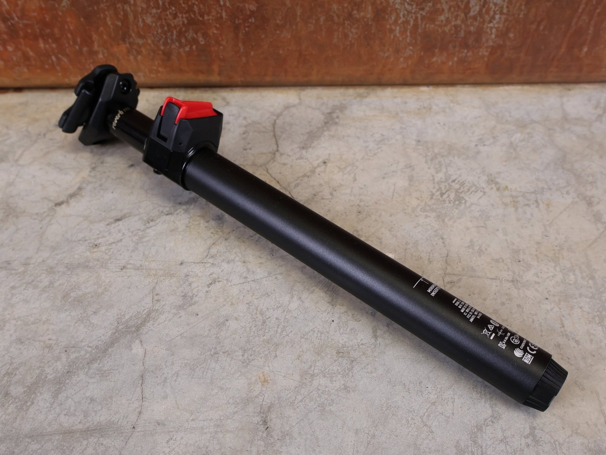 Sattelstütze von Rock Shox, ROCKSHOX REVERB AXS TELESKOP - SATTELSTÜTZE / B1 – 31,6 MM – 175 MM HUB vor USEDBIKES - OB.DE Hintergrund