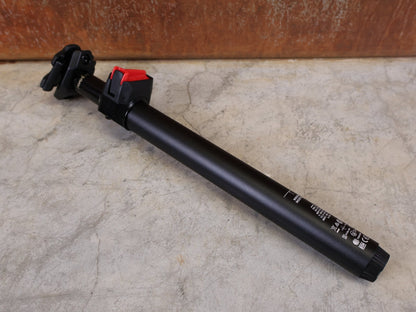 Sattelstütze von Rock Shox, ROCKSHOX REVERB AXS TELESKOP - SATTELSTÜTZE / B1 – 31,6 MM – 175 MM HUB vor USEDBIKES - OB.DE Hintergrund