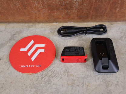 Sattelstütze von Rock Shox, ROCKSHOX REVERB AXS TELESKOP - SATTELSTÜTZE / B1 – 31,6 MM – 175 MM HUB vor USEDBIKES - OB.DE Hintergrund