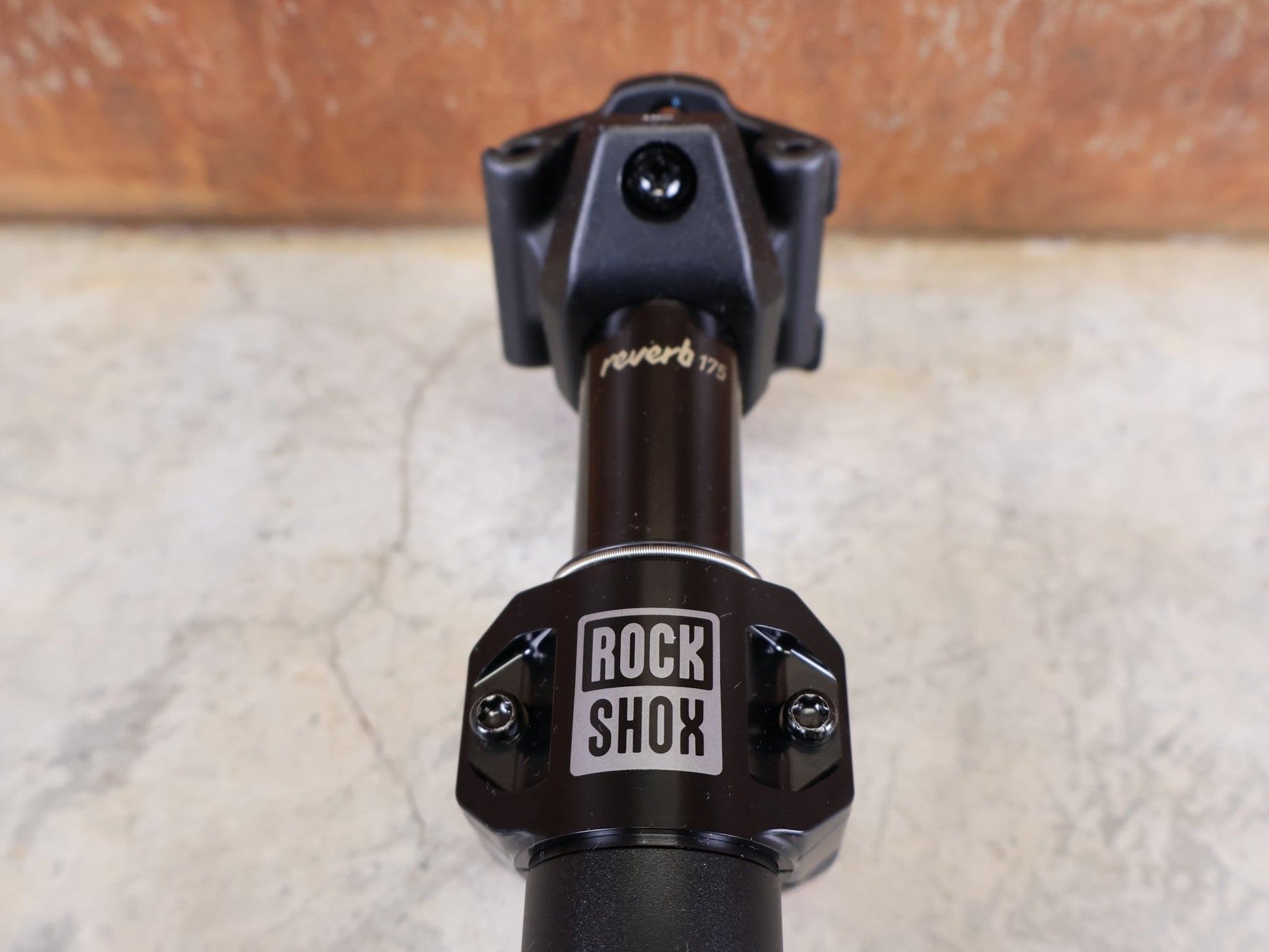 Sattelstütze von Rock Shox, ROCKSHOX REVERB AXS TELESKOP - SATTELSTÜTZE / B1 – 31,6 MM – 175 MM HUB vor USEDBIKES - OB.DE Hintergrund