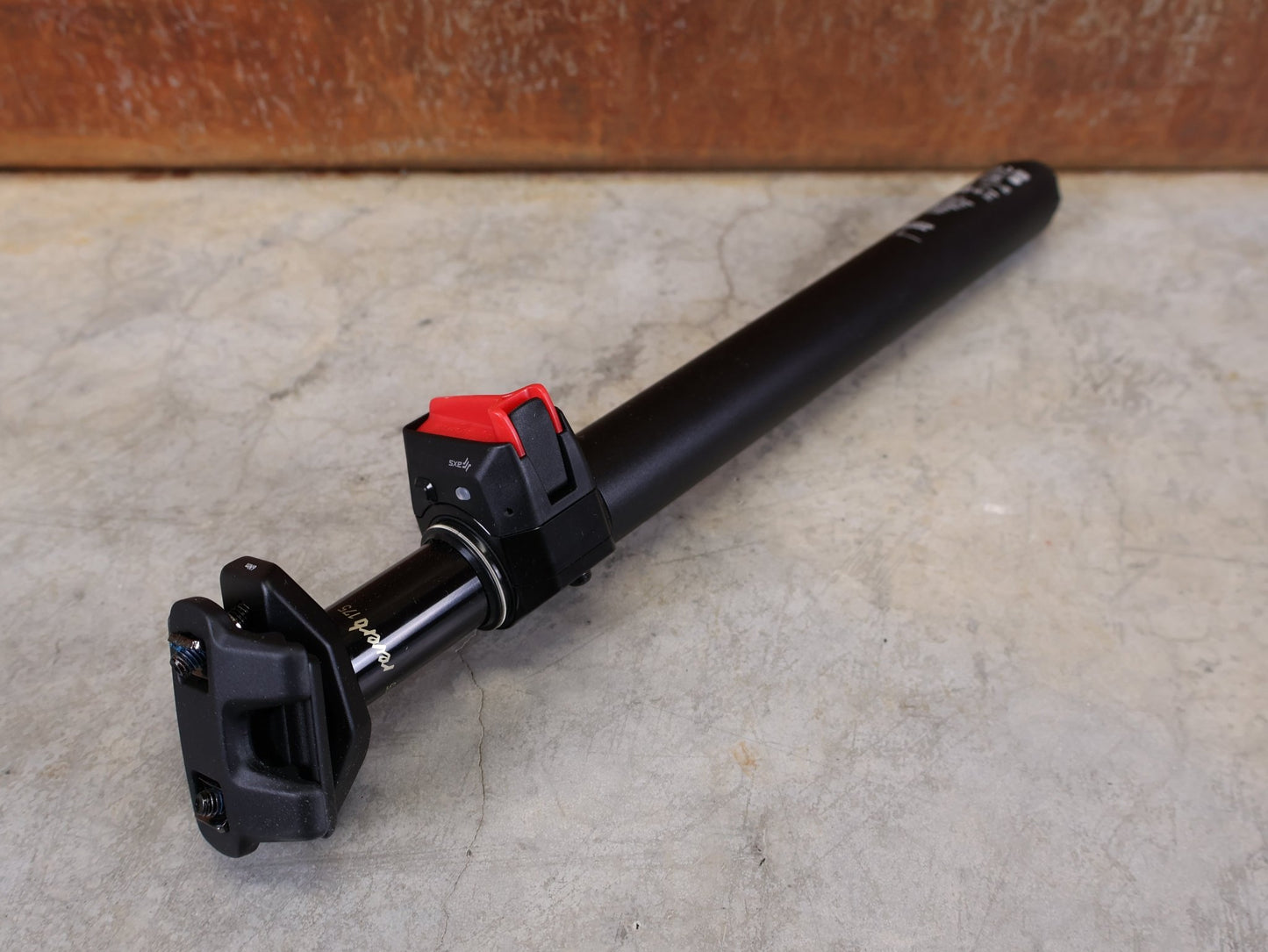 Sattelstütze von Rock Shox, ROCKSHOX REVERB AXS TELESKOP - SATTELSTÜTZE / B1 – 31,6 MM – 175 MM HUB vor USEDBIKES - OB.DE Hintergrund