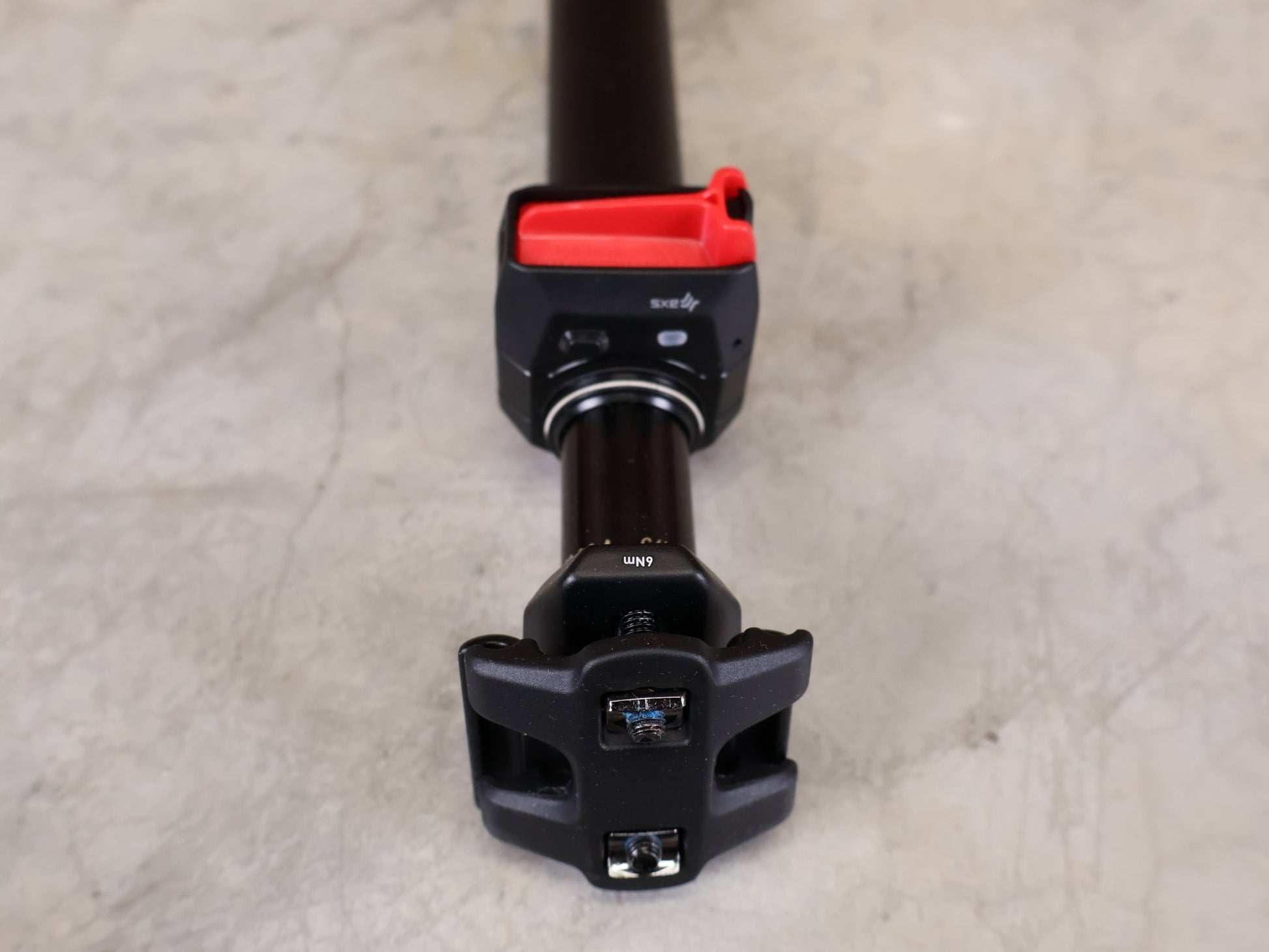 Sattelstütze von Rock Shox, ROCKSHOX REVERB AXS TELESKOP - SATTELSTÜTZE / B1 – 31,6 MM – 175 MM HUB vor USEDBIKES - OB.DE Hintergrund