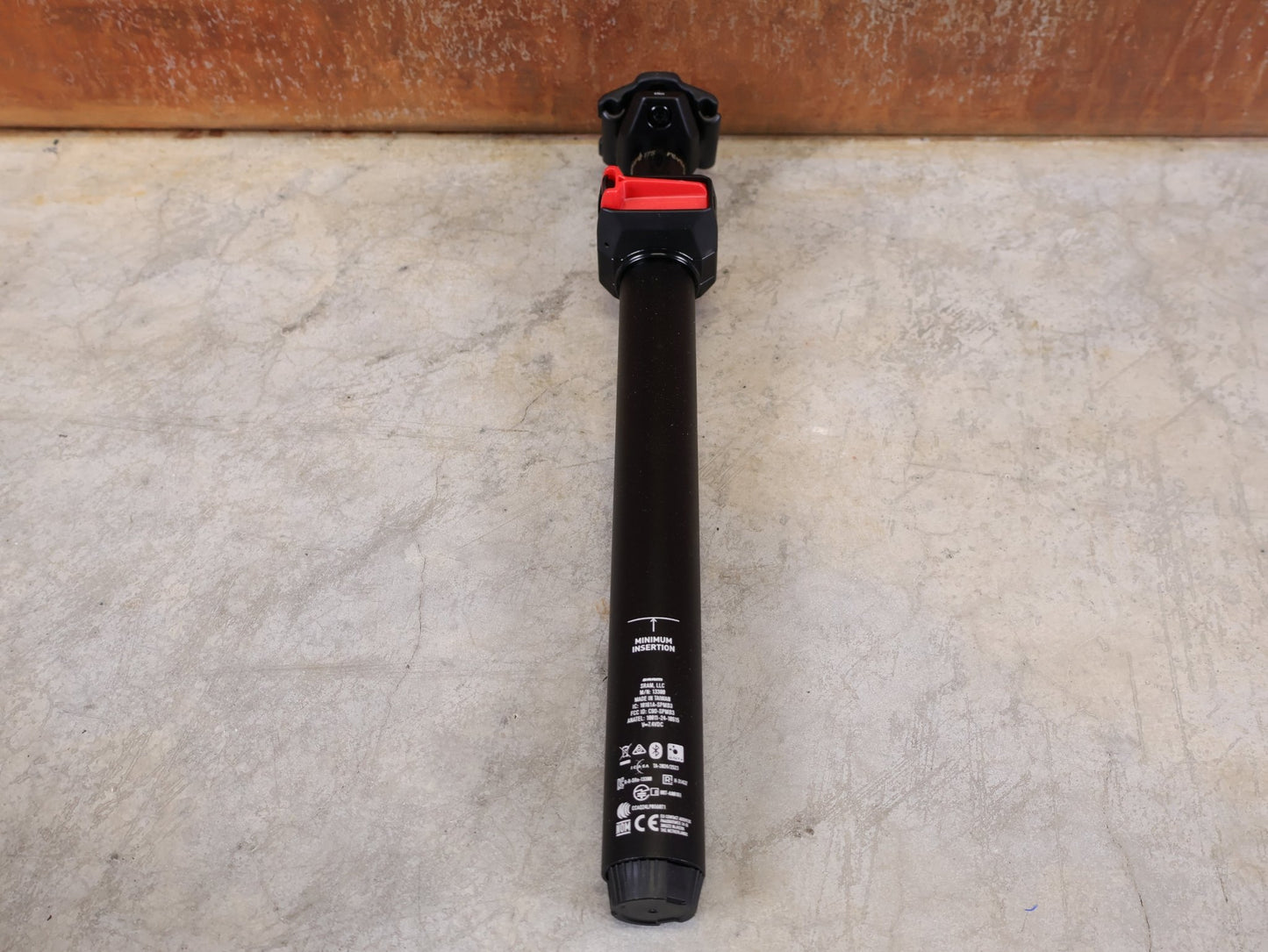 Sattelstütze von Rock Shox, ROCKSHOX REVERB AXS TELESKOP - SATTELSTÜTZE / B1 – 31,6 MM – 175 MM HUB vor USEDBIKES - OB.DE Hintergrund