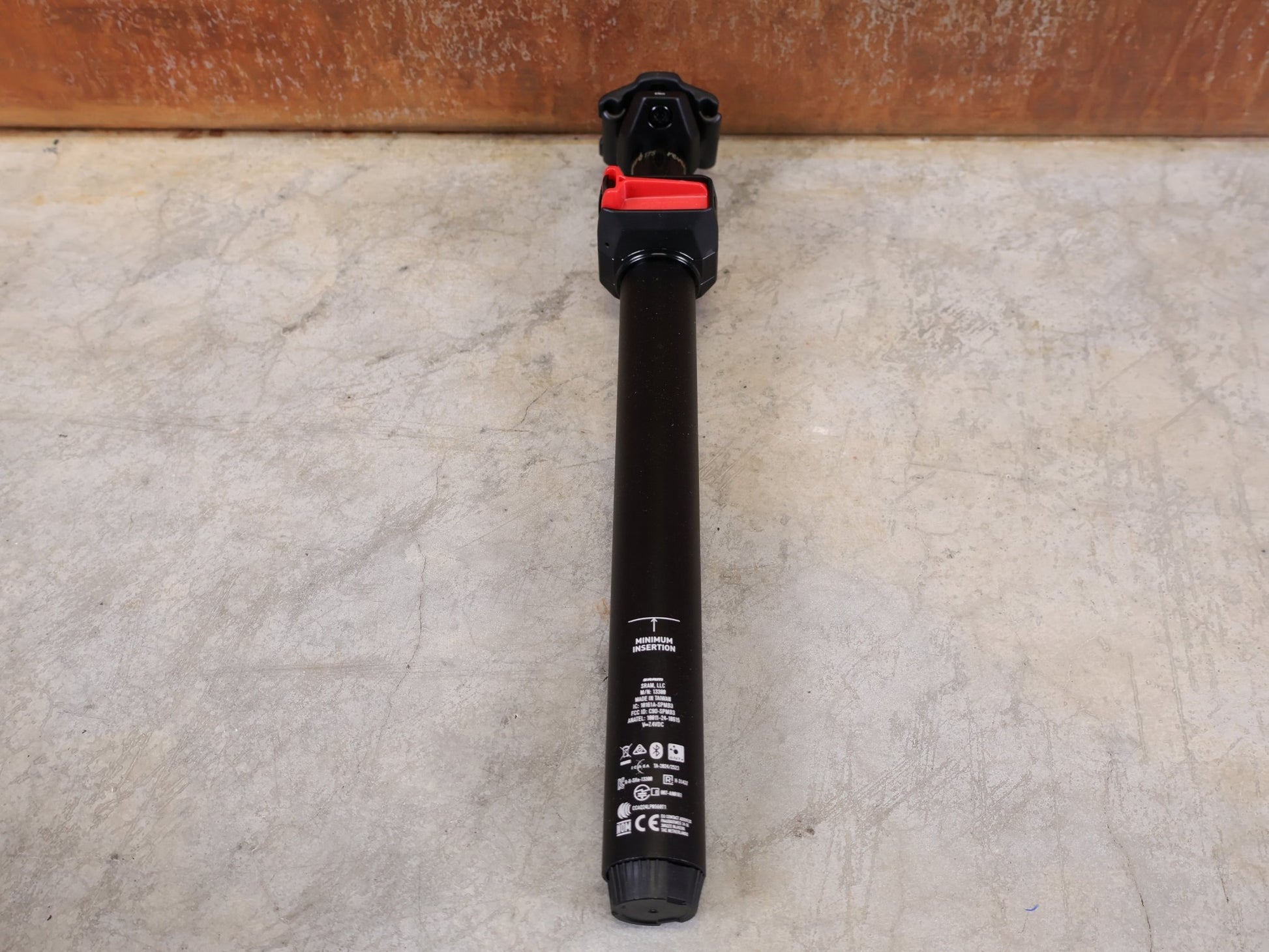 Sattelstütze von Rock Shox, ROCKSHOX REVERB AXS TELESKOP - SATTELSTÜTZE / B1 – 31,6 MM – 175 MM HUB vor USEDBIKES - OB.DE Hintergrund