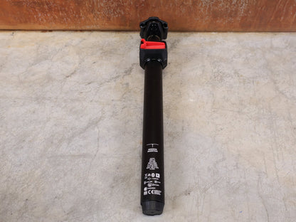 Sattelstütze von Rock Shox, ROCKSHOX REVERB AXS TELESKOP - SATTELSTÜTZE / B1 – 31,6 MM – 175 MM HUB vor USEDBIKES - OB.DE Hintergrund