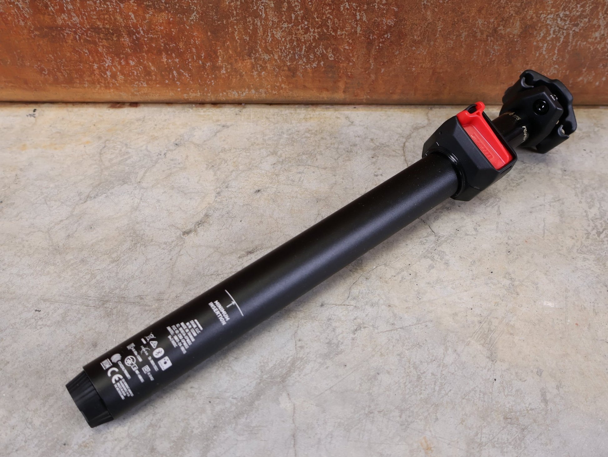 Sattelstütze von Rock Shox, ROCKSHOX REVERB AXS TELESKOP - SATTELSTÜTZE / B1 – 31,6 MM – 175 MM HUB vor USEDBIKES - OB.DE Hintergrund