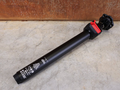 Sattelstütze von Rock Shox, ROCKSHOX REVERB AXS TELESKOP - SATTELSTÜTZE / B1 – 31,6 MM – 175 MM HUB vor USEDBIKES - OB.DE Hintergrund