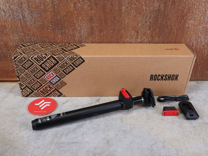 Sattelstütze von Rock Shox, ROCKSHOX REVERB AXS TELESKOP - SATTELSTÜTZE / B1 – 31,6 MM – 175 MM HUB vor USEDBIKES - OB.DE Hintergrund