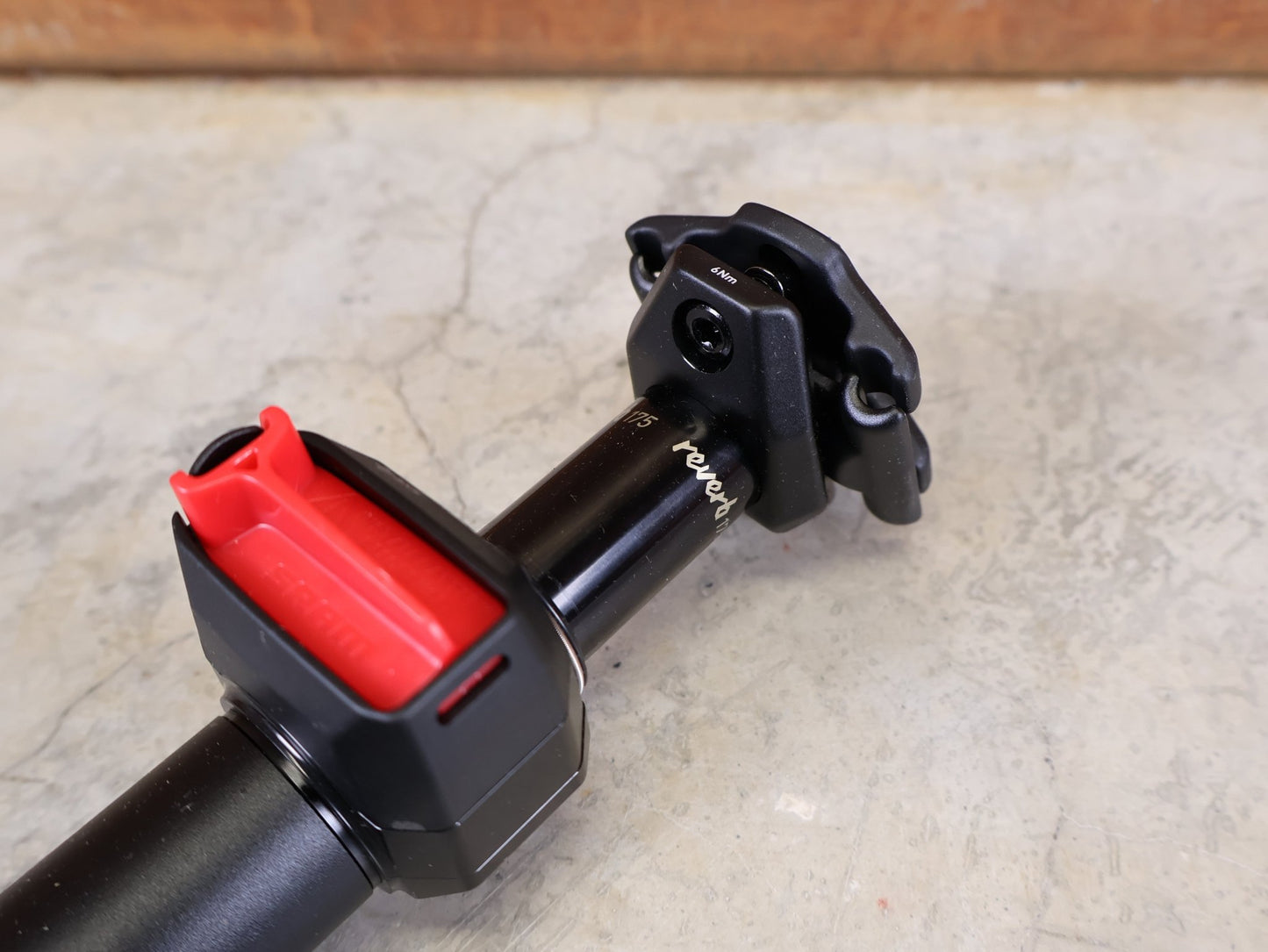 Sattelstütze von Rock Shox, ROCKSHOX REVERB AXS TELESKOP - SATTELSTÜTZE / B1 – 31,6 MM – 175 MM HUB vor USEDBIKES - OB.DE Hintergrund