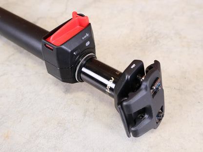 Sattelstütze von Rock Shox, ROCKSHOX REVERB AXS TELESKOP - SATTELSTÜTZE / B1 – 31,6 MM – 175 MM HUB vor USEDBIKES - OB.DE Hintergrund