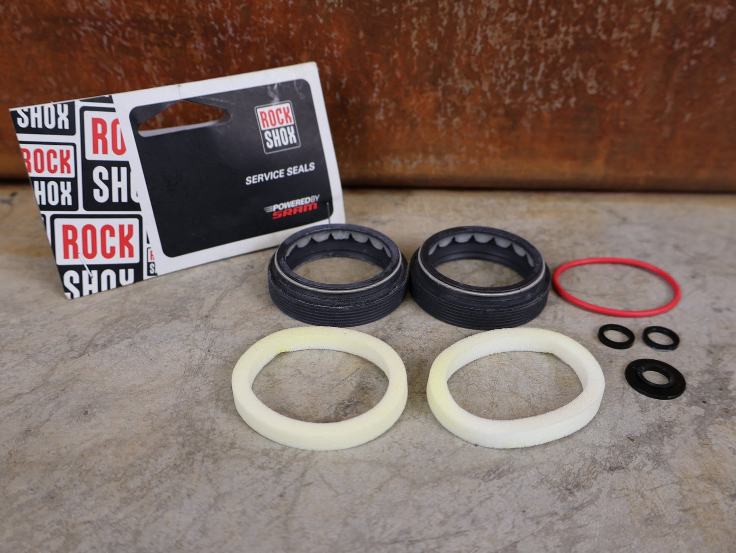 Zubehör von Rock Shox, ROCKSHOX – SERVICE KIT STAUBDICHTUNGEN / 38 MM – ZEB / DOMAIN (00.4318.045.005) vor USEDBIKES - OB.DE Hintergrund