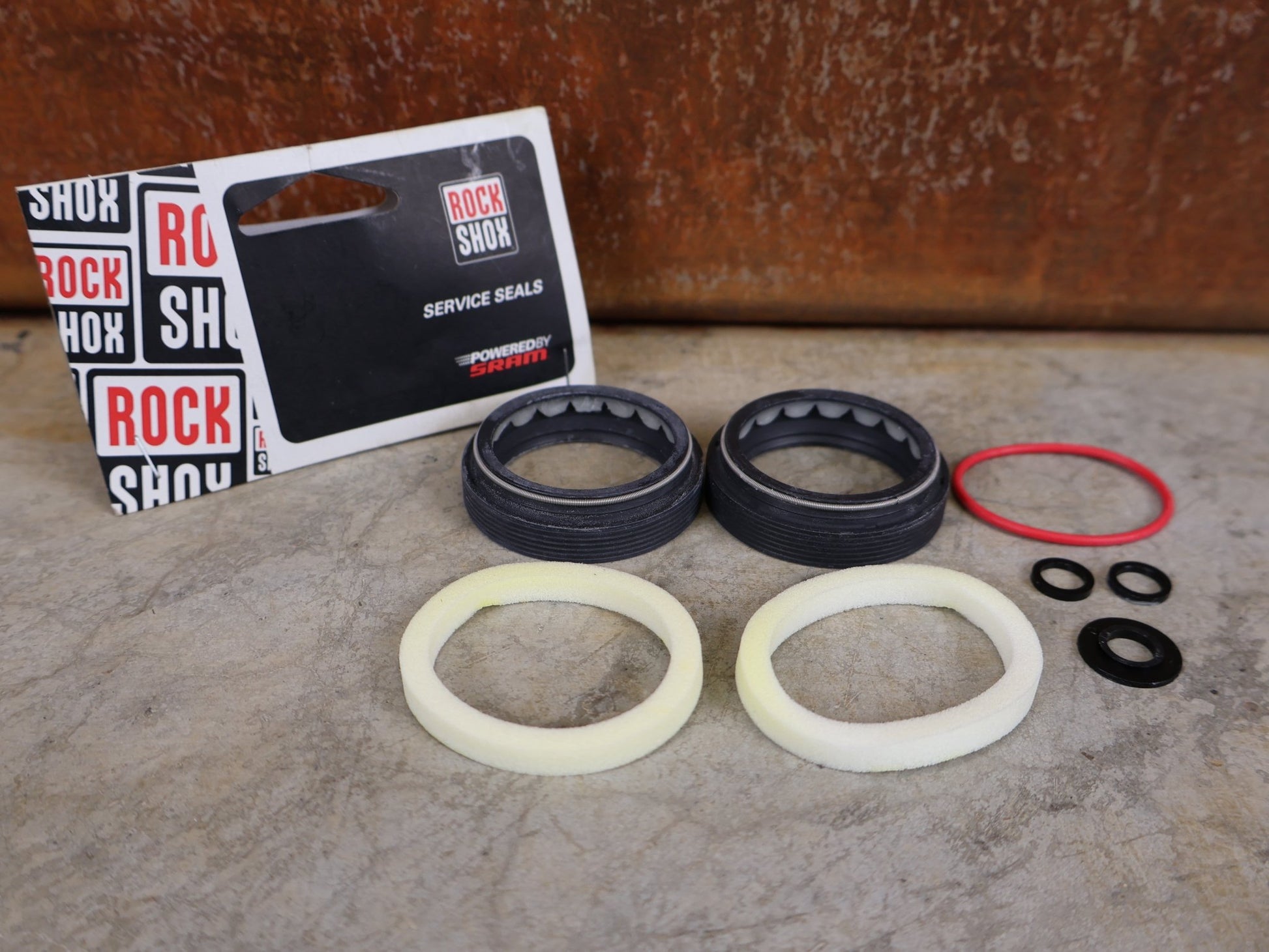 Zubehör von Rock Shox, ROCKSHOX – SERVICE KIT STAUBDICHTUNGEN / 38 MM – ZEB / DOMAIN (00.4318.045.005) vor USEDBIKES - OB.DE Hintergrund