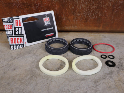 Zubehör von Rock Shox, ROCKSHOX – SERVICE KIT STAUBDICHTUNGEN / 38 MM – ZEB / DOMAIN (00.4318.045.005) vor USEDBIKES - OB.DE Hintergrund