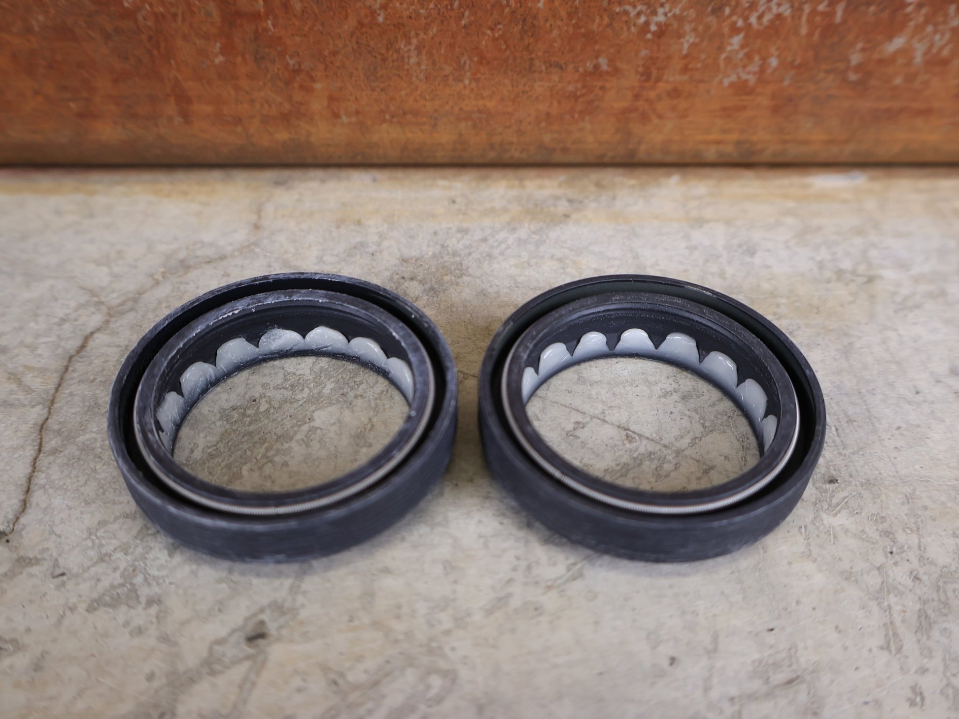 Zubehör von Rock Shox, ROCKSHOX – SERVICE KIT STAUBDICHTUNGEN / 38 MM – ZEB / DOMAIN (00.4318.045.005) vor USEDBIKES - OB.DE Hintergrund