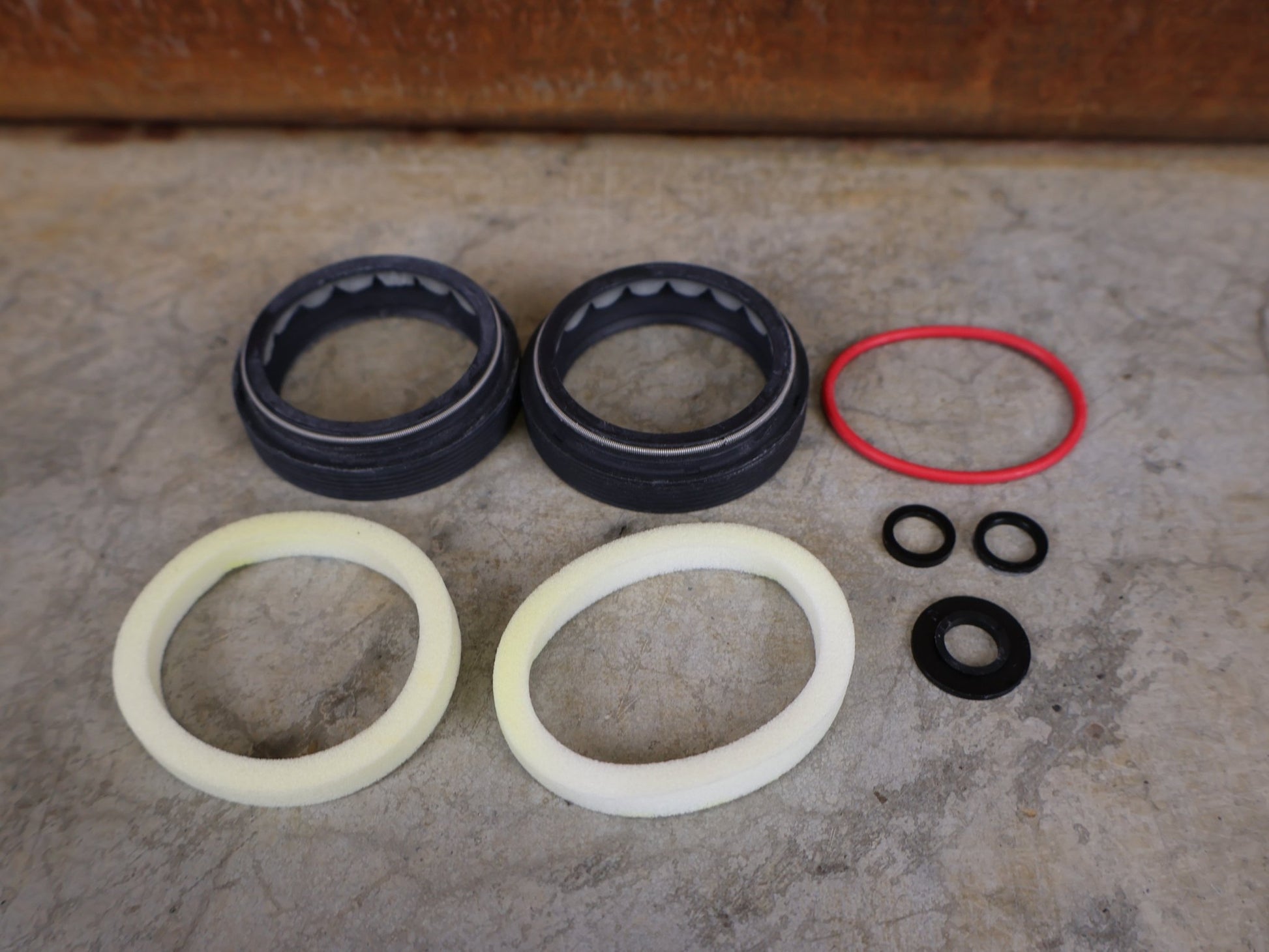 Zubehör von Rock Shox, ROCKSHOX – SERVICE KIT STAUBDICHTUNGEN / 38 MM – ZEB / DOMAIN (00.4318.045.005) vor USEDBIKES - OB.DE Hintergrund