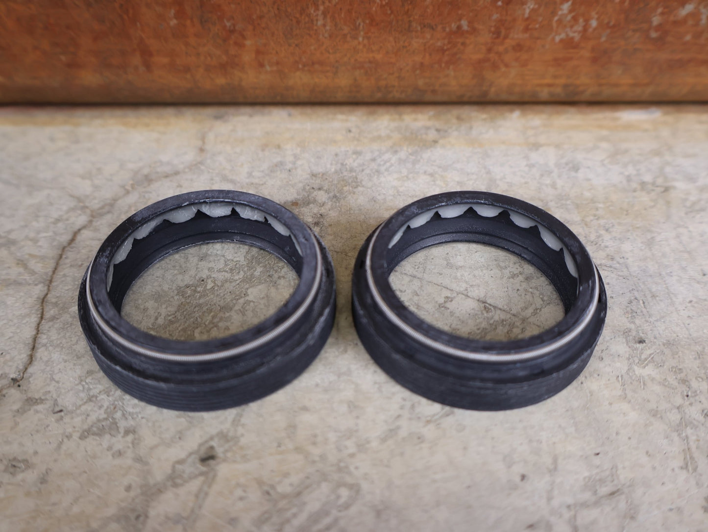 Zubehör von Rock Shox, ROCKSHOX – SERVICE KIT STAUBDICHTUNGEN / 38 MM – ZEB / DOMAIN (00.4318.045.005) vor USEDBIKES - OB.DE Hintergrund