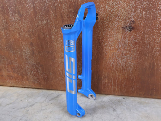 Federgabel von Rock Shox, ROCKSHOX SID 35 ULTIMATE LOWER LEG / 35 MM 100 – 120 MM / BOOST / C1 (2021) / BLAU vor USEDBIKES - OB.DE Hintergrund