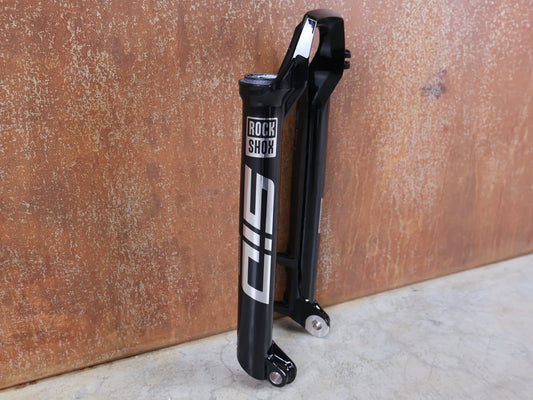 Federgabel von Rock Shox, ROCKSHOX SID 35 ULTIMATE LOWER LEG / 35 MM 100 – 120 MM / BOOST / C1 (2021) / GLOSSY BLACK vor USEDBIKES - OB.DE Hintergrund
