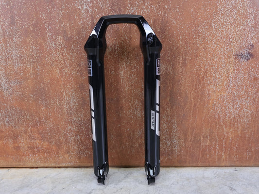 Federgabel von Rock Shox, ROCKSHOX SID 35 ULTIMATE LOWER LEG / 35 MM 100 – 120 MM / BOOST / C1 (2021) / GLOSSY BLACK vor USEDBIKES - OB.DE Hintergrund