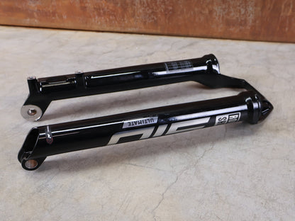 Federgabel von Rock Shox, ROCKSHOX SID 35 ULTIMATE LOWER LEG / 35 MM 100 – 120 MM / BOOST / C1 (2021) / GLOSSY BLACK vor USEDBIKES - OB.DE Hintergrund