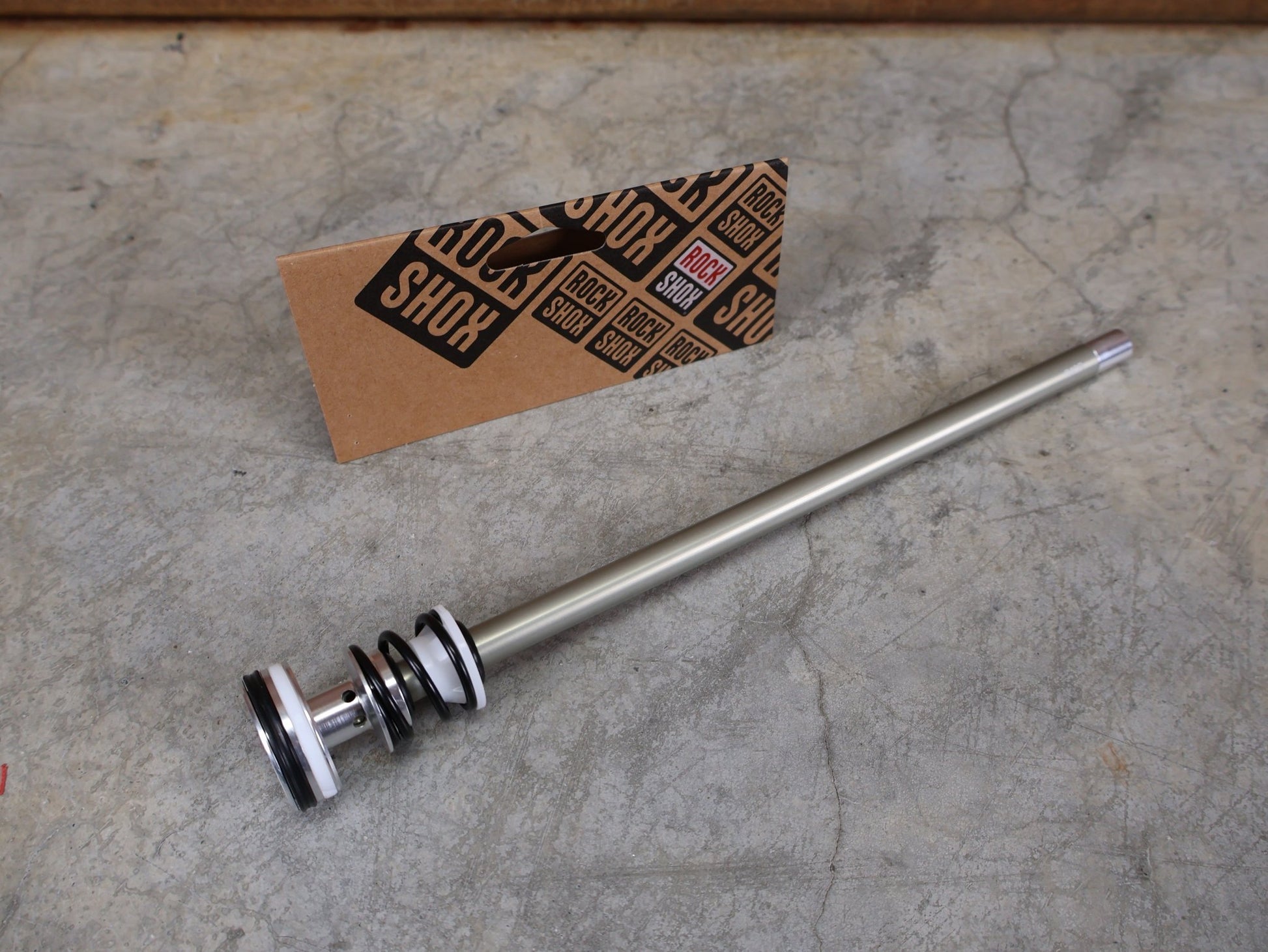 Zubehör von Rock Shox, ROCKSHOX SID DEBONAIR D1 AIR SHAFT 120 MM – 35 MM / AB MJ 2024 (11.4018.111.039) vor USEDBIKES - OB.DE Hintergrund