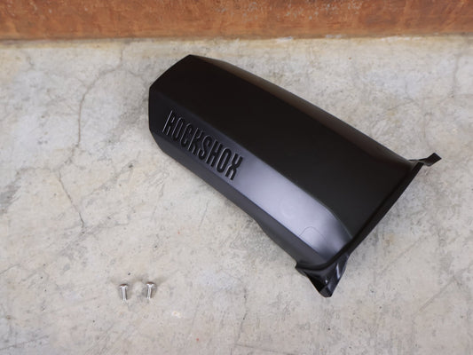 Federgabel von Rock Shox, ROCKSHOX SID FENDER STECKSCHUTZBLECH / 35 MM – MODELL 2021–2023 – SCHWARZ vor USEDBIKES - OB.DE Hintergrund