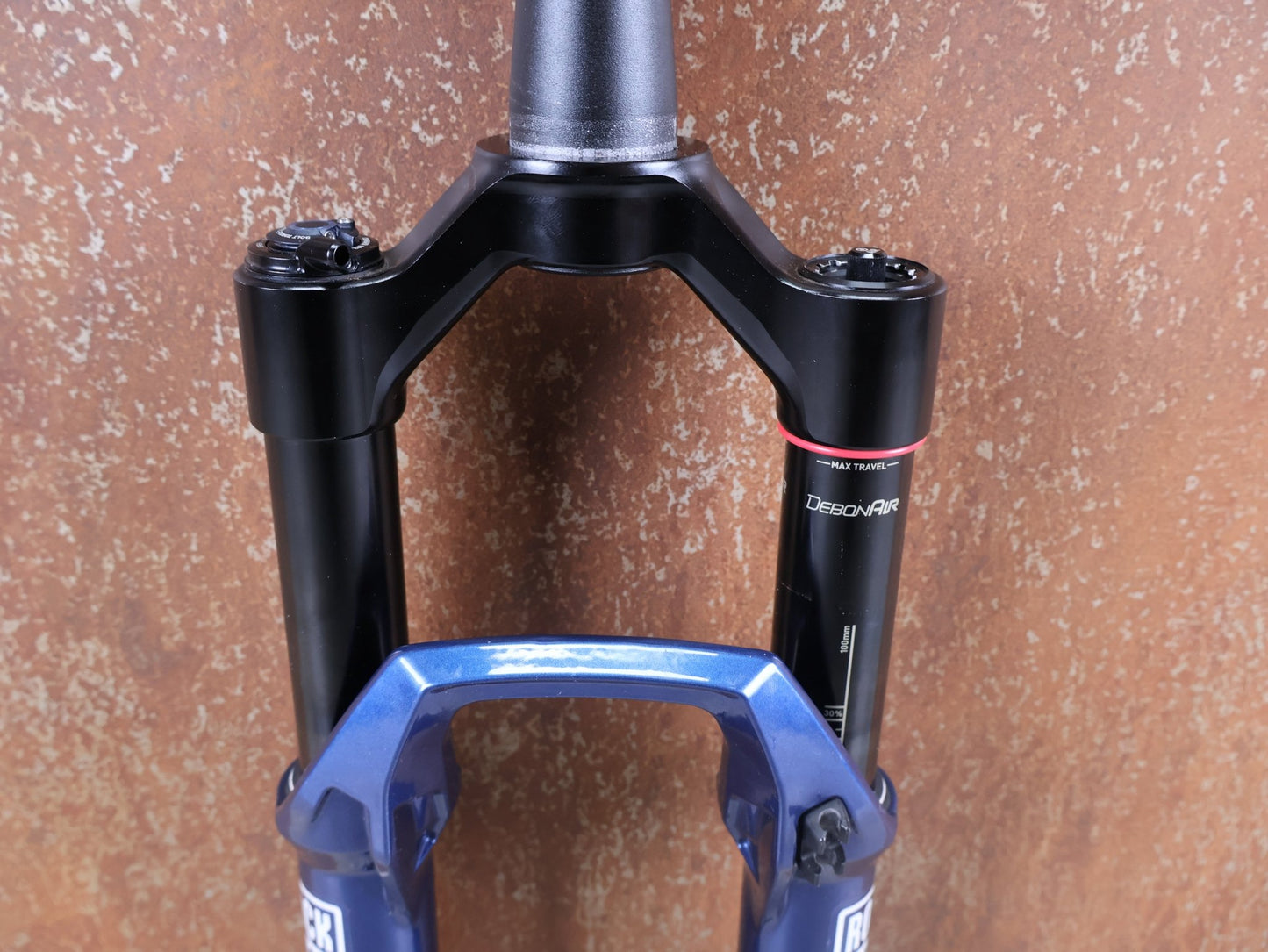 Federgabel von Rock Shox, ROCKSHOX SID SL ULTIMATE / 29" – 100 MM – CHARGER RACE DAY 2 – BLUE CRUSH – BOOST vor USEDBIKES - OB.DE Hintergrund