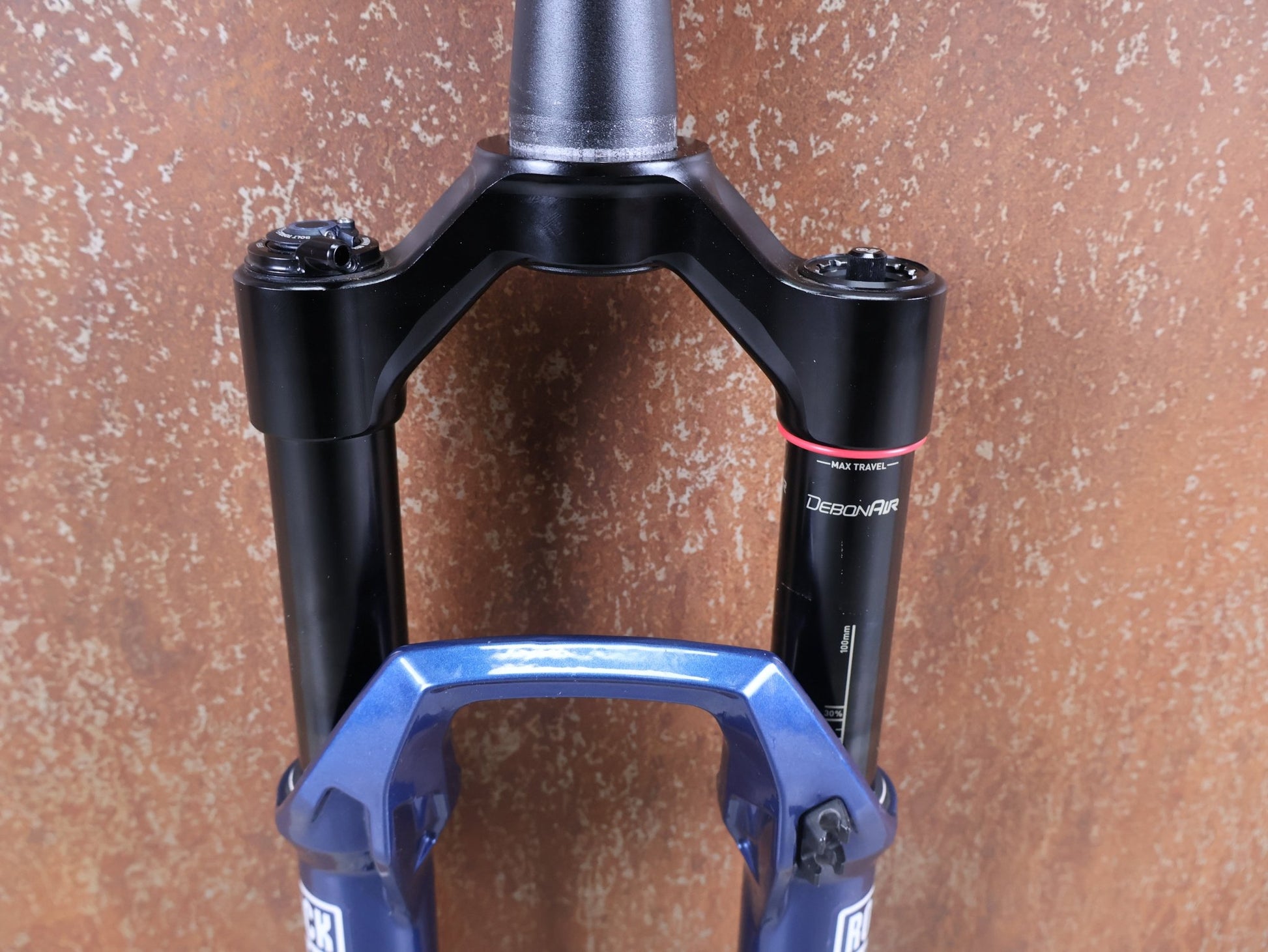 Federgabel von Rock Shox, ROCKSHOX SID SL ULTIMATE / 29" – 100 MM – CHARGER RACE DAY 2 – BLUE CRUSH – BOOST vor USEDBIKES - OB.DE Hintergrund