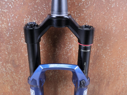 Federgabel von Rock Shox, ROCKSHOX SID SL ULTIMATE / 29" – 100 MM – CHARGER RACE DAY 2 – BLUE CRUSH – BOOST vor USEDBIKES - OB.DE Hintergrund