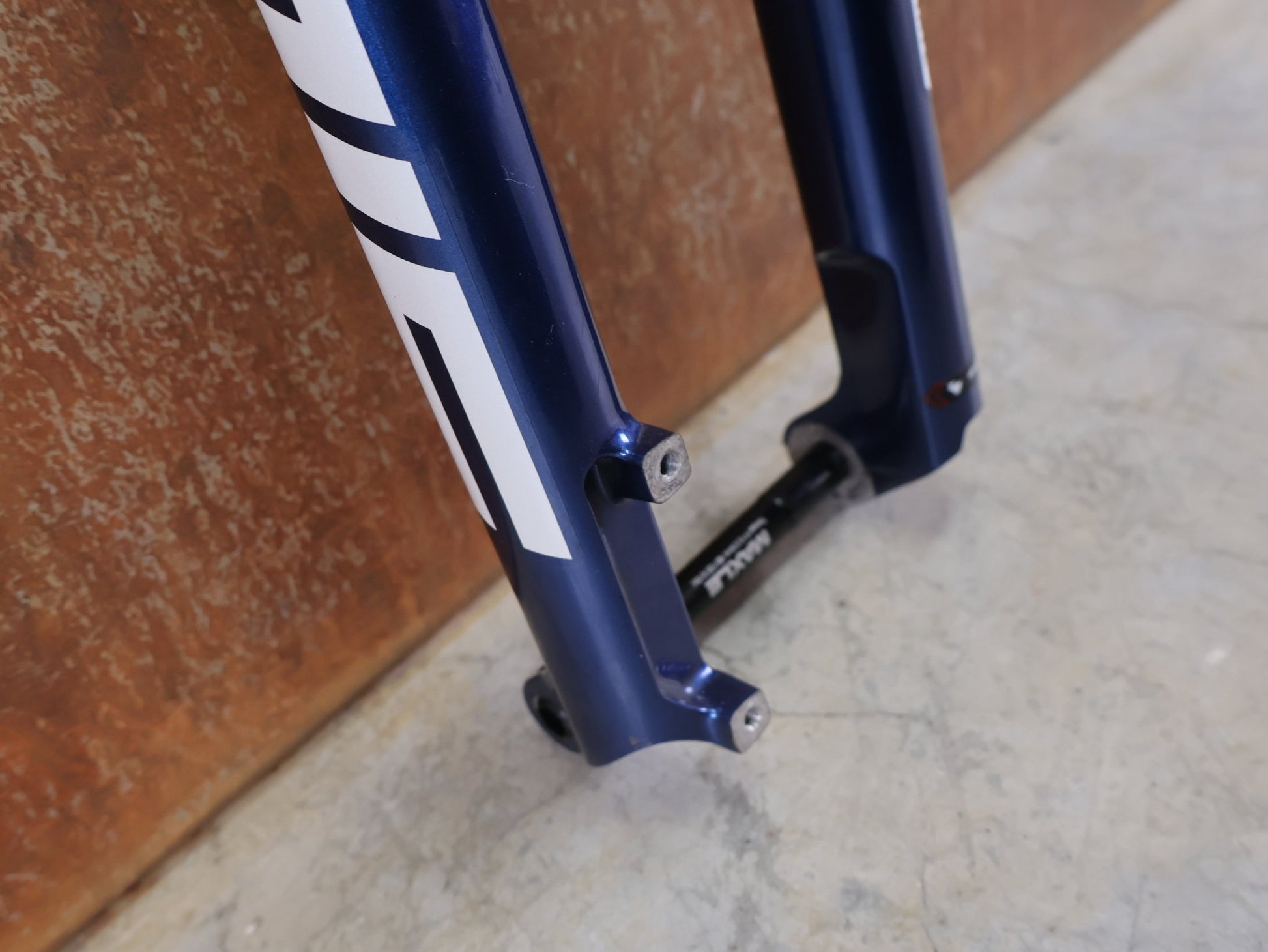 Federgabel von Rock Shox, ROCKSHOX SID SL ULTIMATE / 29" – 100 MM – CHARGER RACE DAY 2 – BLUE CRUSH – BOOST vor USEDBIKES - OB.DE Hintergrund