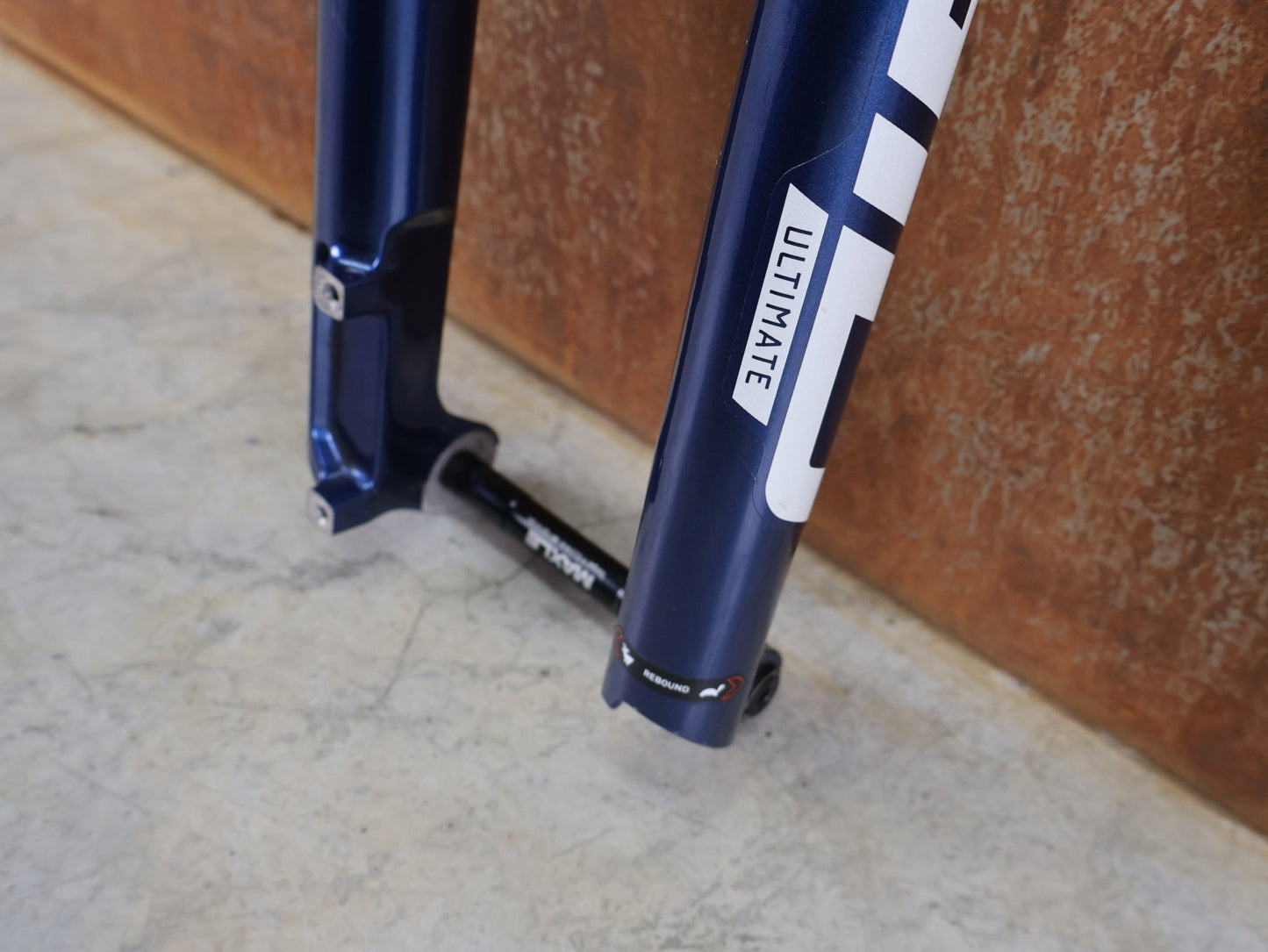 Federgabel von Rock Shox, ROCKSHOX SID SL ULTIMATE / 29" – 100 MM – CHARGER RACE DAY 2 – BLUE CRUSH – BOOST vor USEDBIKES - OB.DE Hintergrund